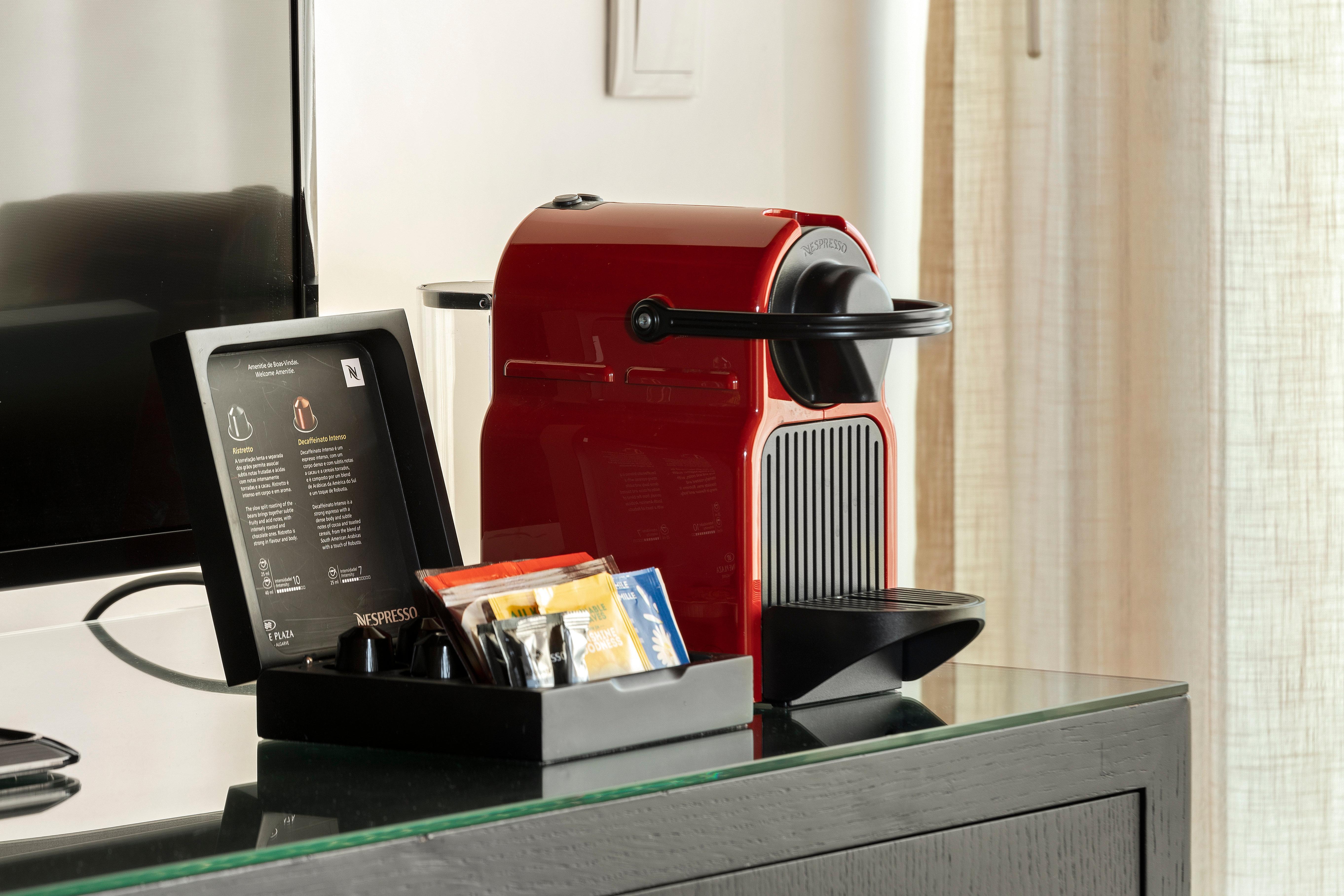 คราวน์ พลาซา วีลาโมวรา Hotel วิลาโมรา ภายนอก รูปภาพ A Nespresso coffee machine