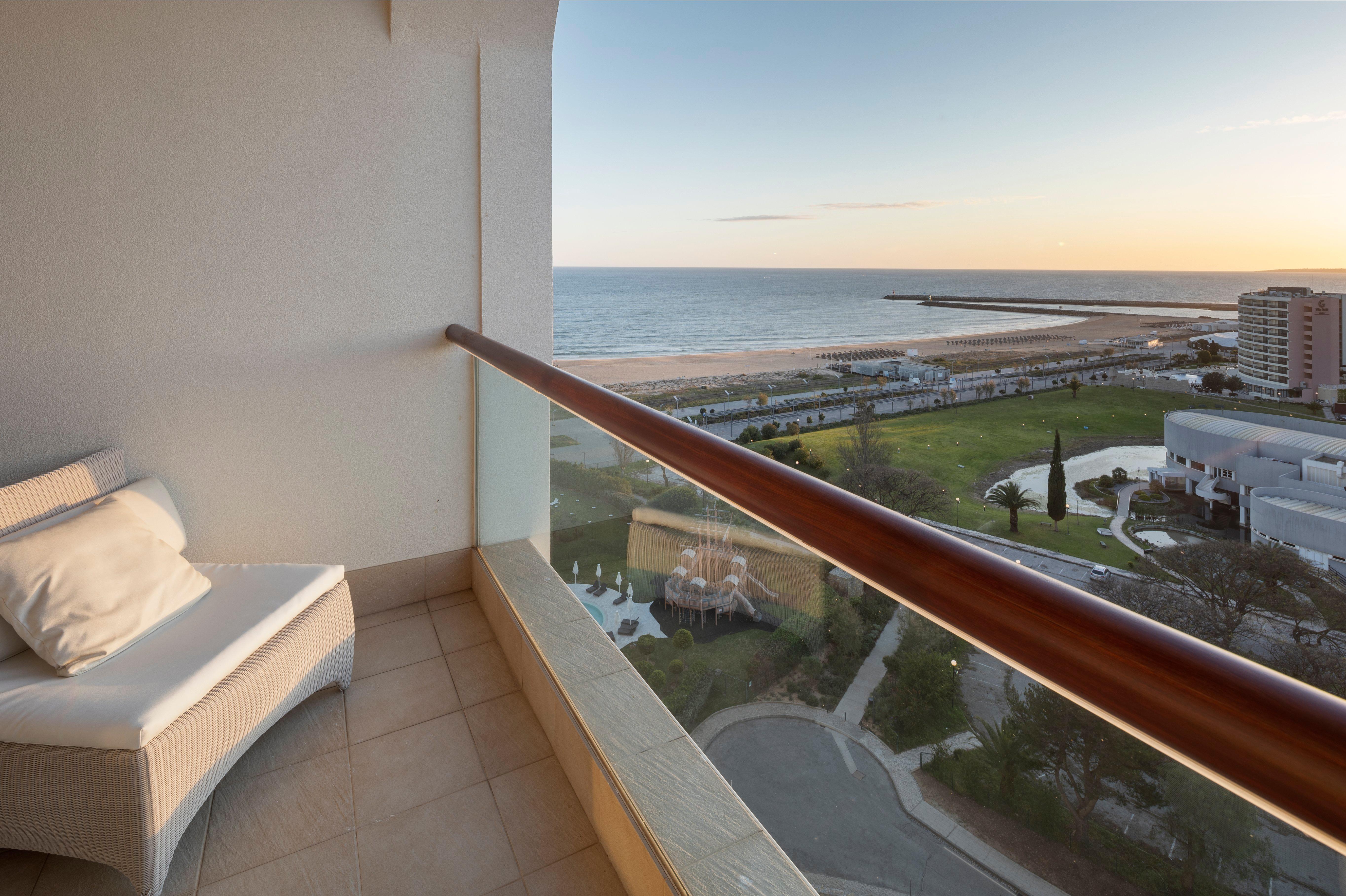 คราวน์ พลาซา วีลาโมวรา Hotel วิลาโมรา ภายนอก รูปภาพ A balcony
