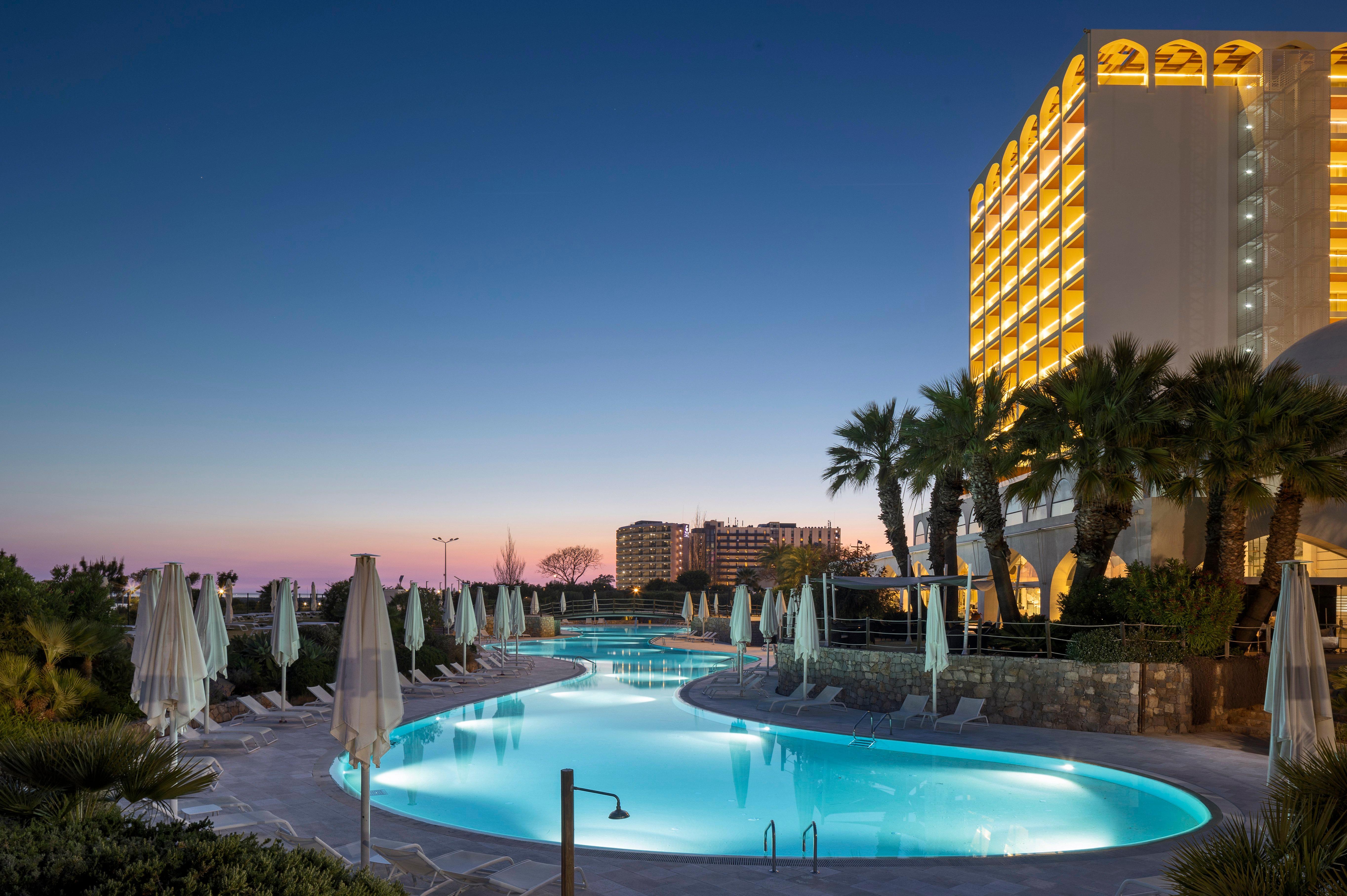 คราวน์ พลาซา วีลาโมวรา Hotel วิลาโมรา ภายนอก รูปภาพ The hotel at night