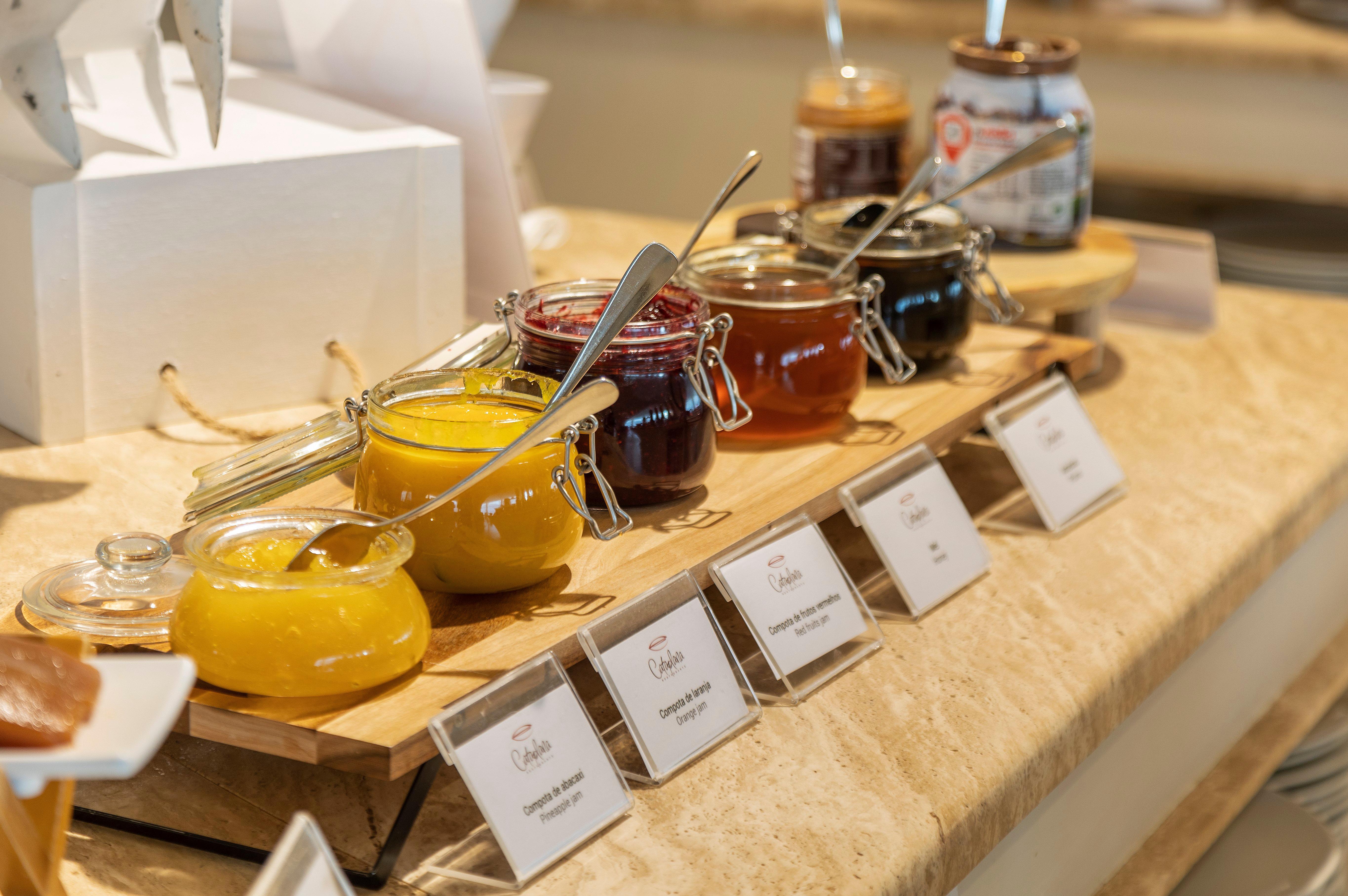 คราวน์ พลาซา วีลาโมวรา Hotel วิลาโมรา ภายนอก รูปภาพ Jams and honey at a buffet